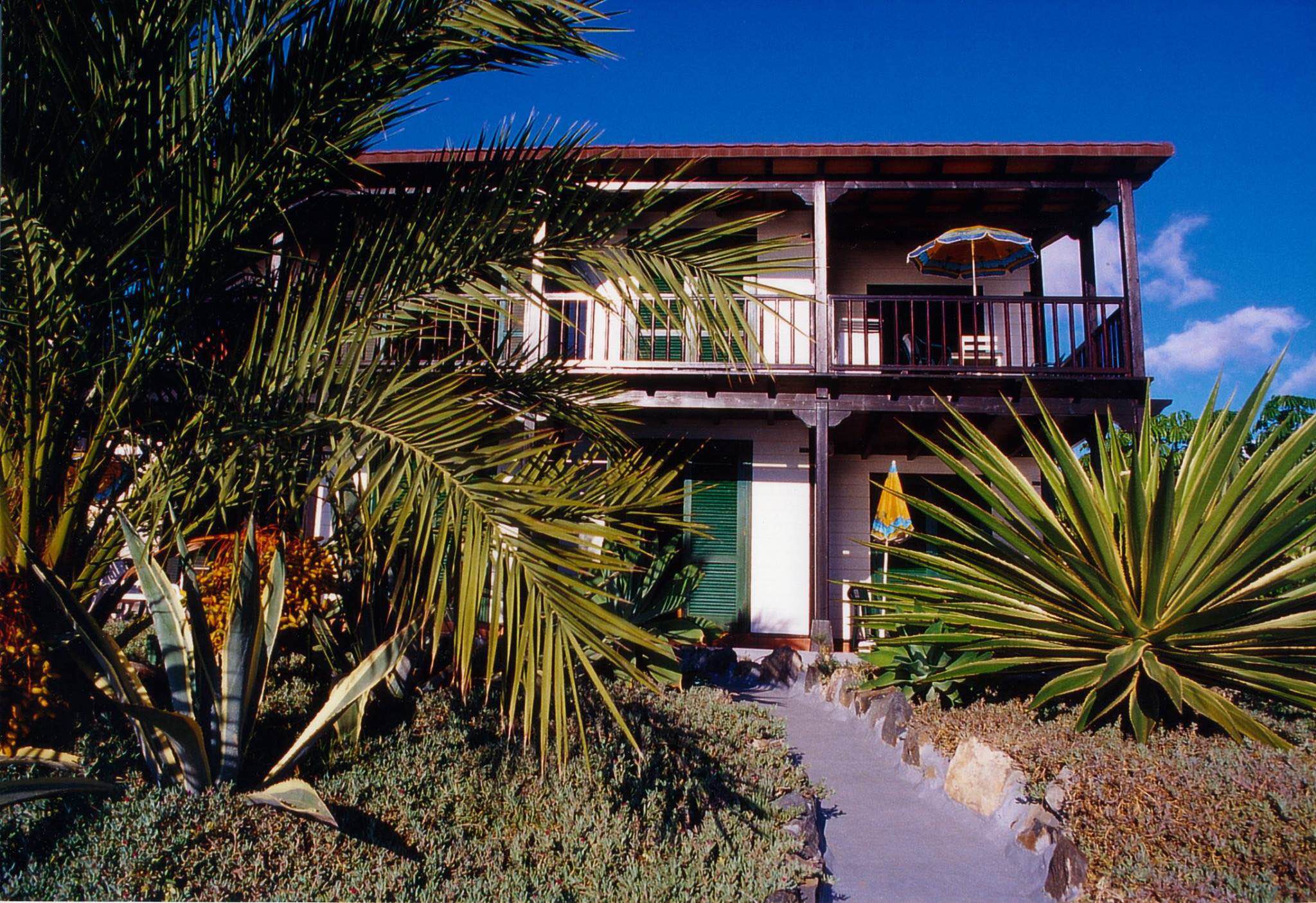Vista exterior con el océano detrás